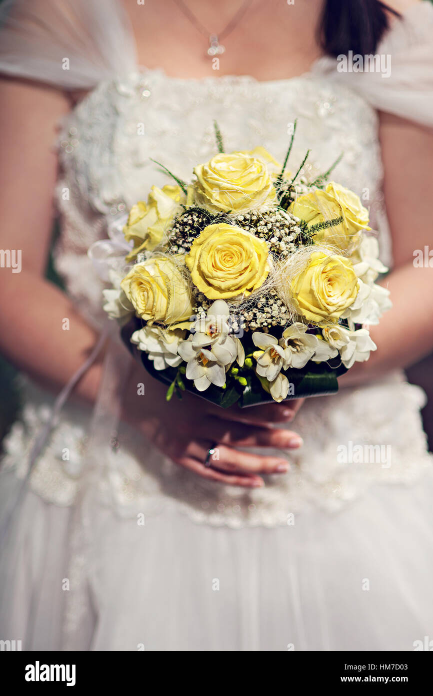 Bride holding bouquet de mariage de roses. Banque D'Images