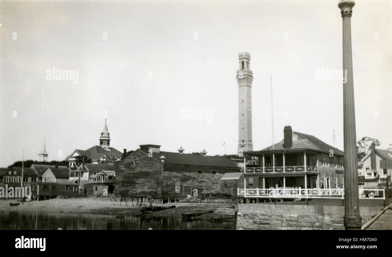 Meubles anciens c1940 photo, vue de la jetée de la ville de Provincetown avec le Pilgrim Monument et flèche de l'hôtel de ville de Provincetown, Massachusetts, USA. Banque D'Images