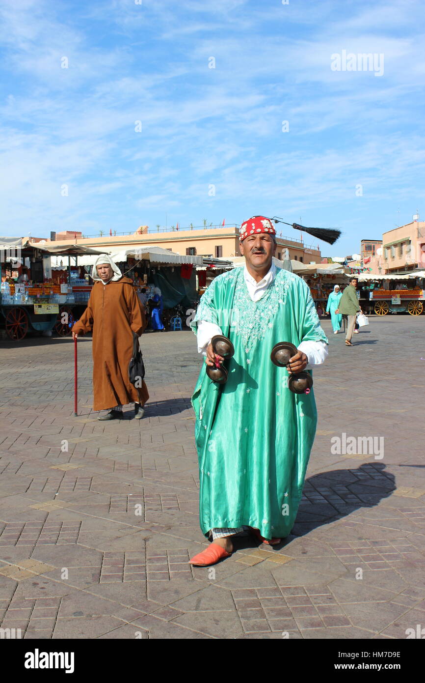 Marrakech, musiciens et amuseurs de rue, des magiciens et des chariots. Djemaa el-Fna est une variété de proportions épiques. Dans le bazar Souk. Banque D'Images