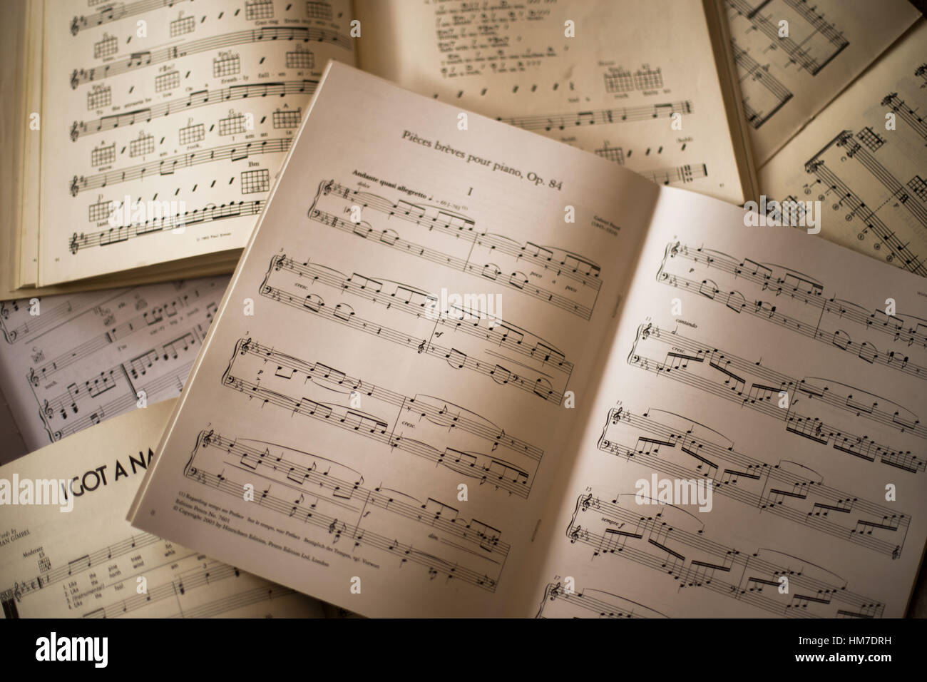 ,Art,vide,livre,d'accord,classique,clef,composition composition,compositeur,concert,consept,guitare,focus,document,illustration,jazz,instrument,lettres, macro,melody,musique,musique,musique,notes notation,note,ordinateur portable,octave,vieux,ouvrir,page,papier,piano,retro,scale,scolaire,s Banque D'Images