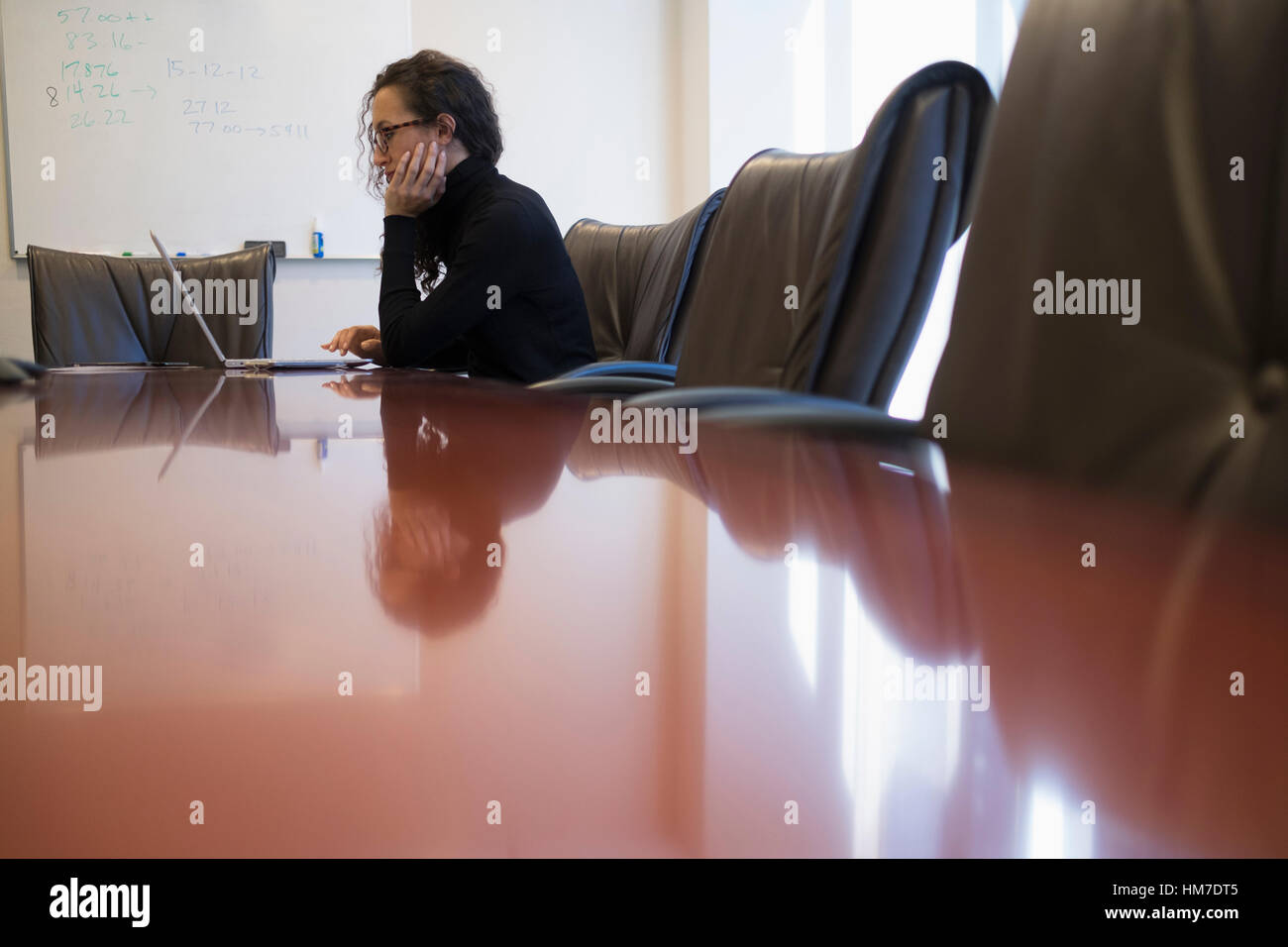 Young business woman sitting in conference room with laptop Banque D'Images