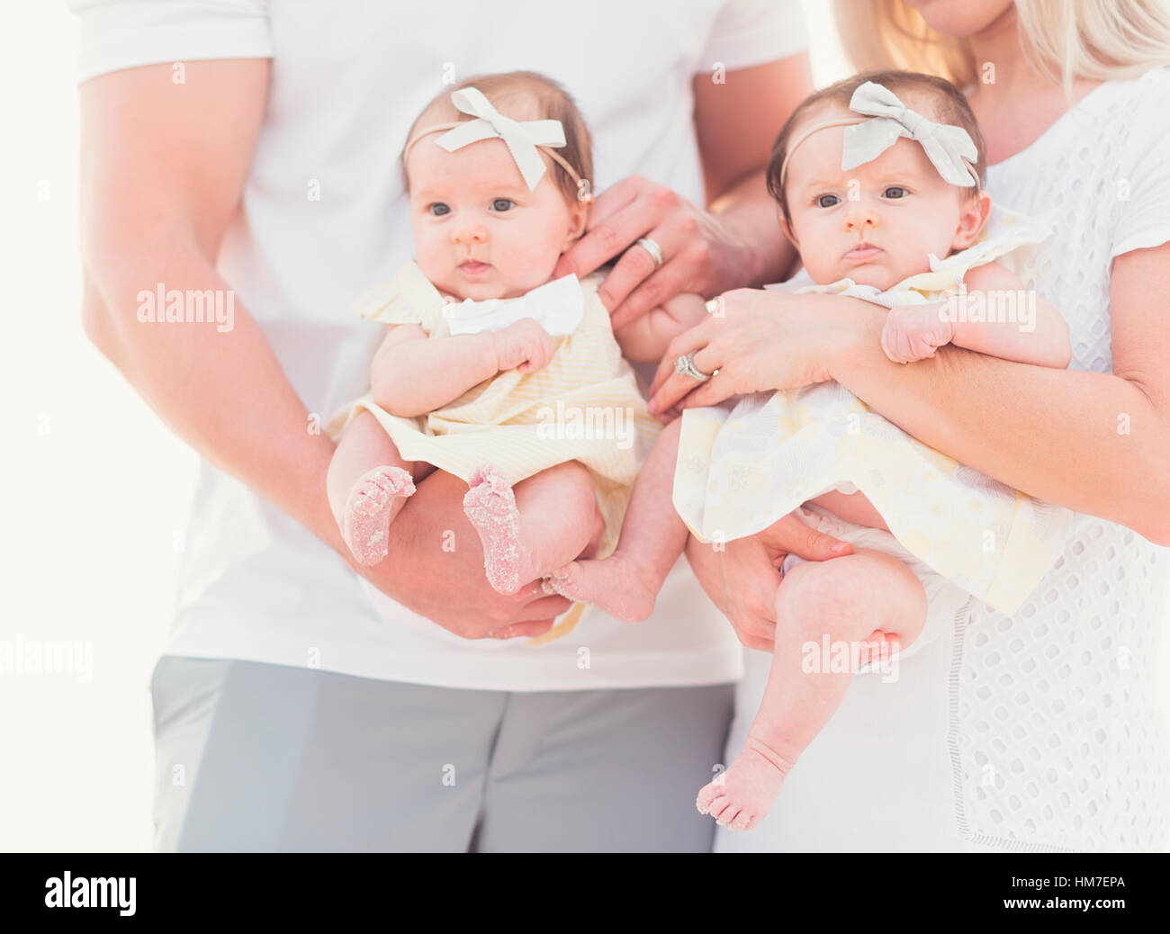 Studio Shot Portrait De Deux Filles De Bebe 2 5 Mois Avec Les Parents Photo Stock Alamy