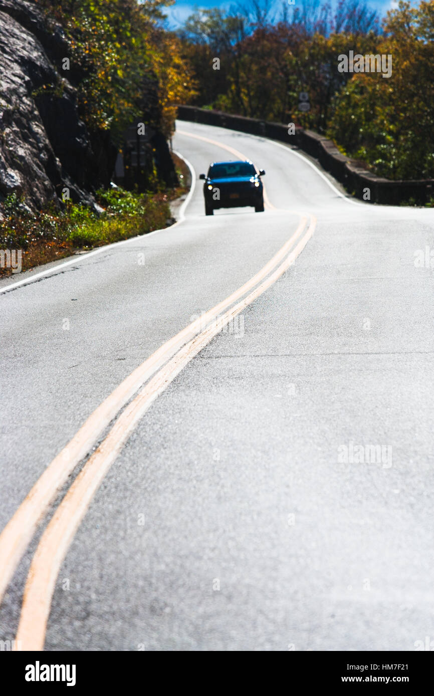 Voiture sur route de montagne solitaire Banque D'Images