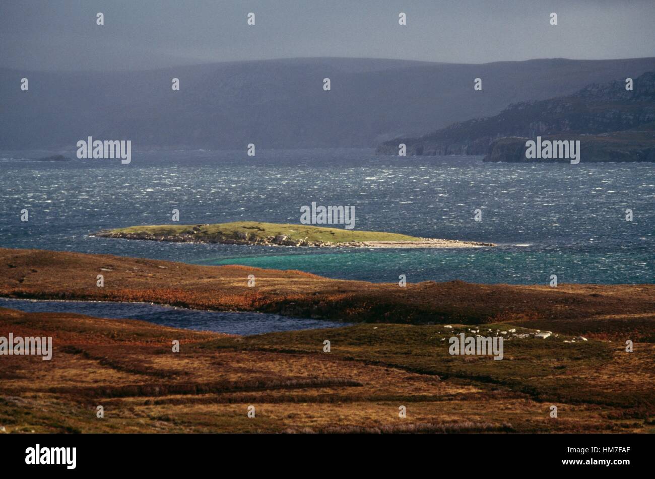 Bandes de terre fait saillie dans le Loch Eriboll (Lac), Ecosse, Royaume-Uni. Banque D'Images