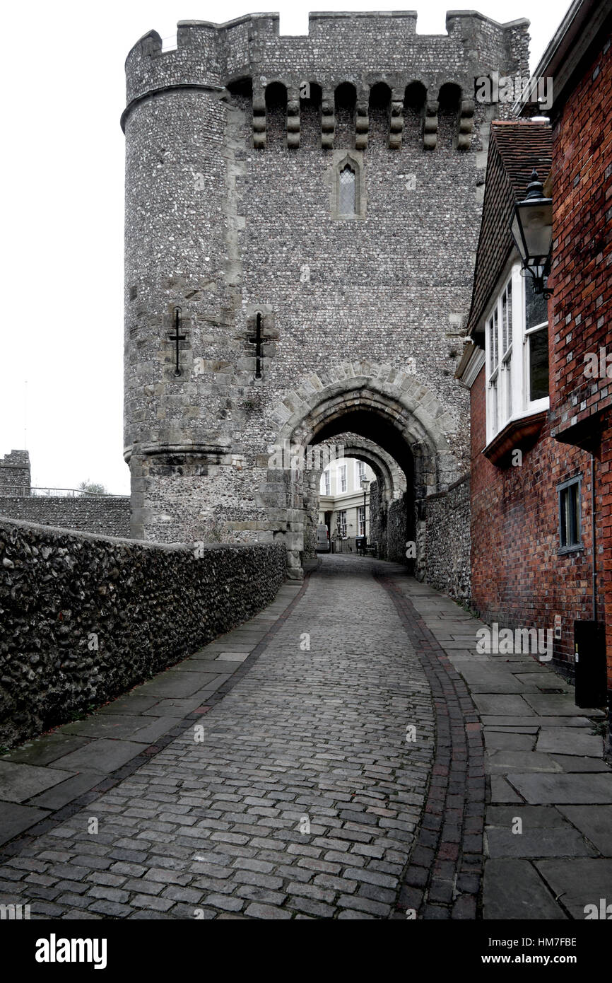 Rue pavée menant au château de Lewes Gate, Lewes, East Sussex, la rue pavée et château de lewes gate sont en noir et blanc de l'ib et le quartier historique de b Banque D'Images