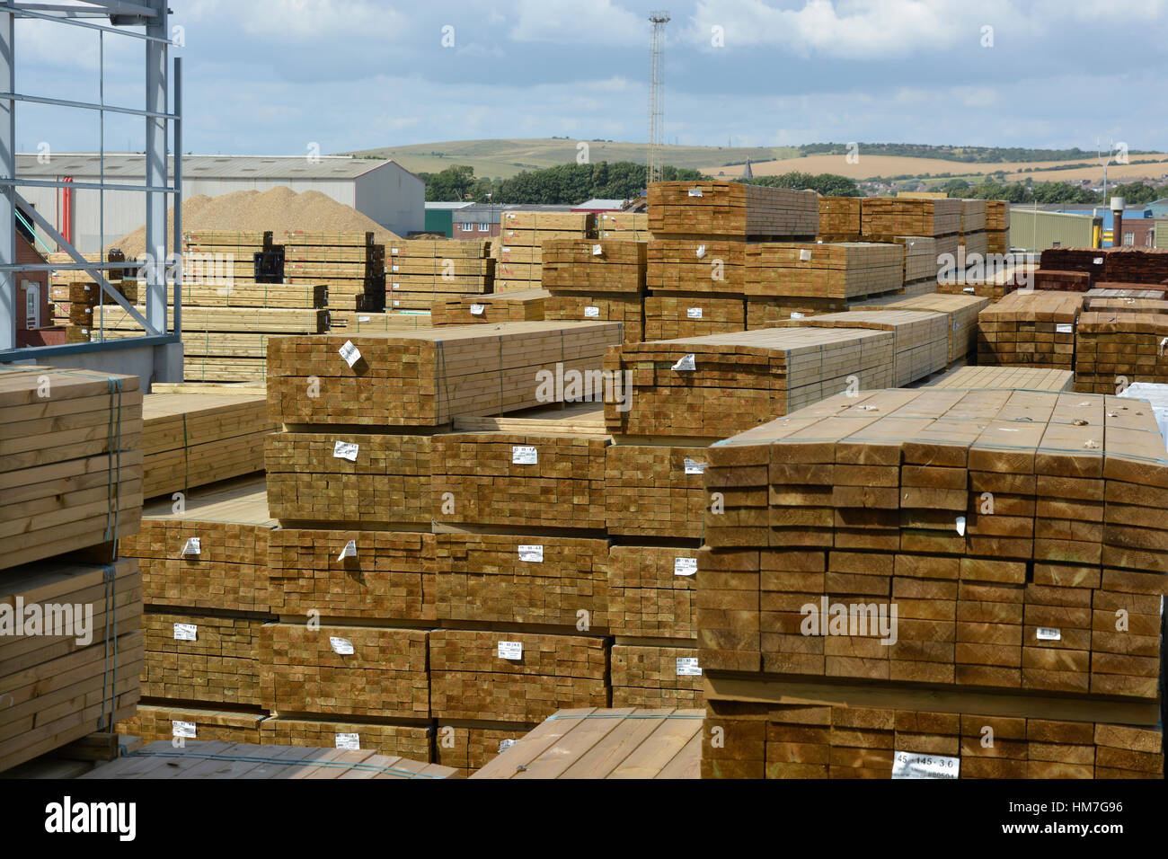 Des piles de bois importé sur la vérification à quai à Shoreham Harbour dans le West Sussex, Angleterre Banque D'Images