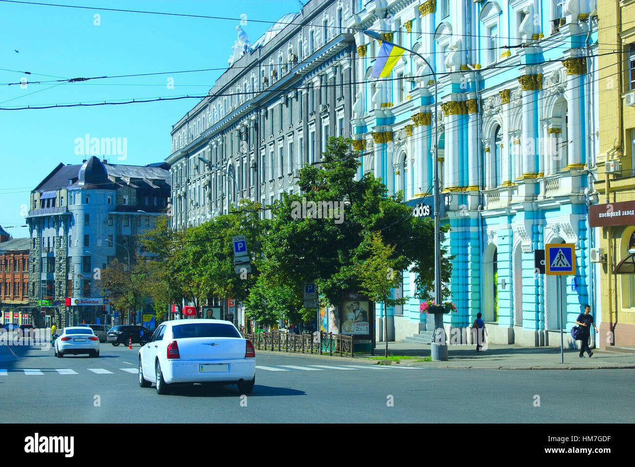 Vue de la rue avec une grande échelle de Kharkiv les bâtiments et les voitures en été Banque D'Images