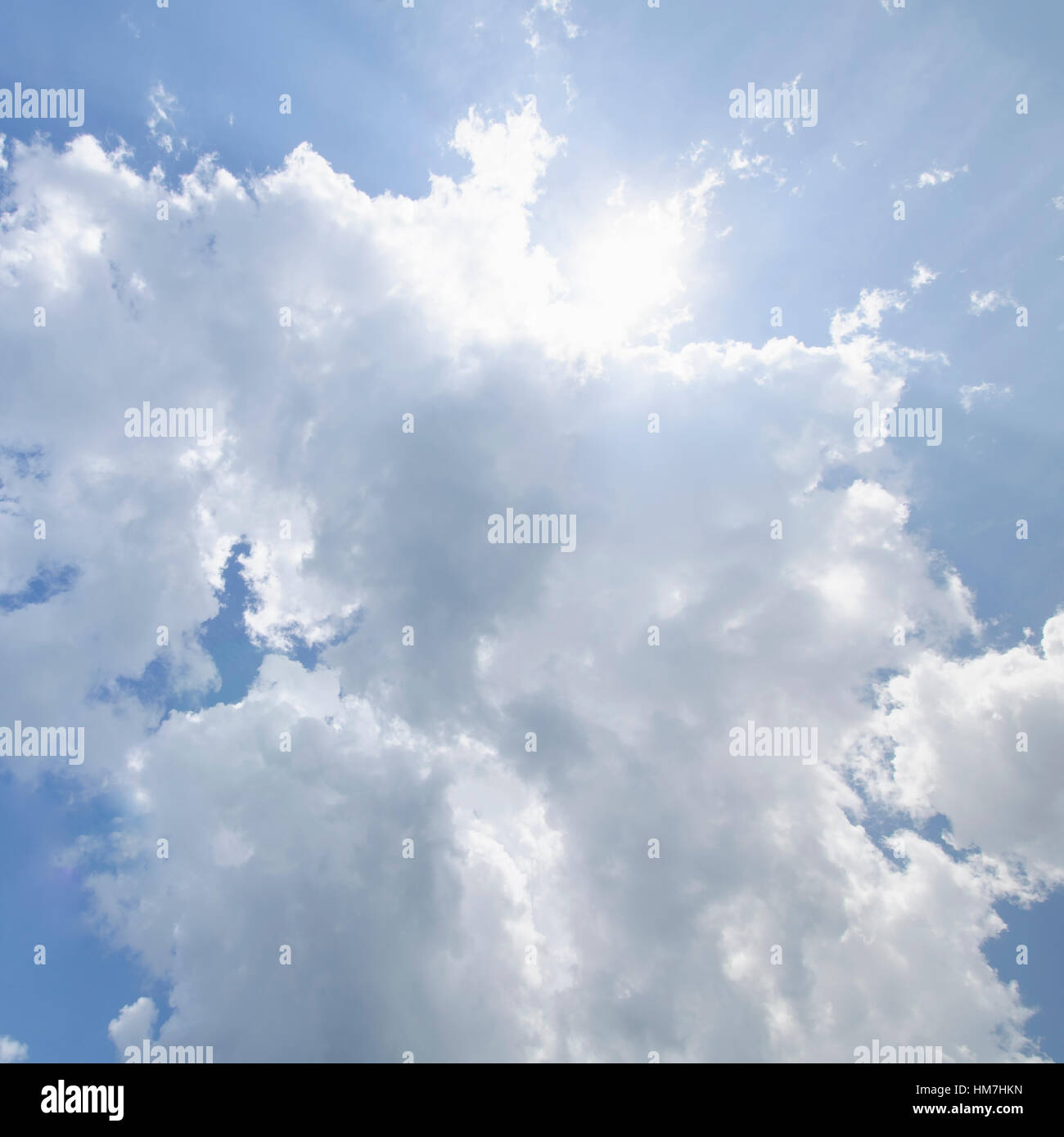 Les nuages blancs sur le ciel bleu Banque D'Images