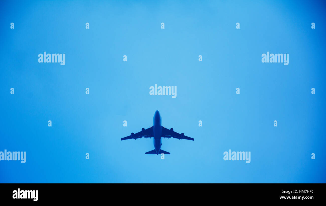 Vol d'un avion contre un ciel clair Banque D'Images