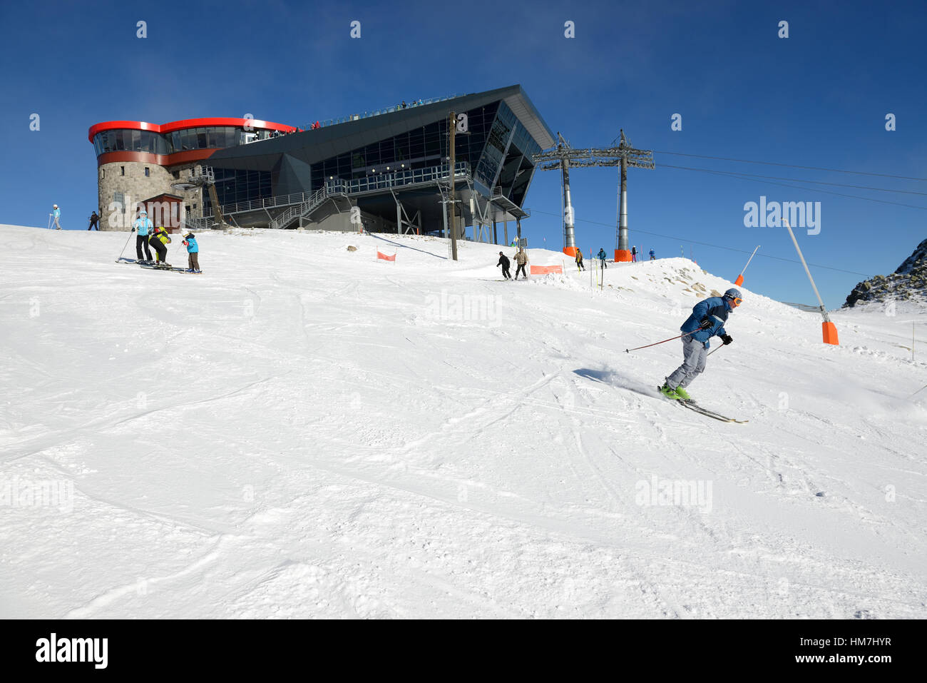 Les skieurs et rotonde sur station de téléphérique à Jasna Chopok Basses Tatras. C'est la plus grande station de ski de Slovaquie Banque D'Images