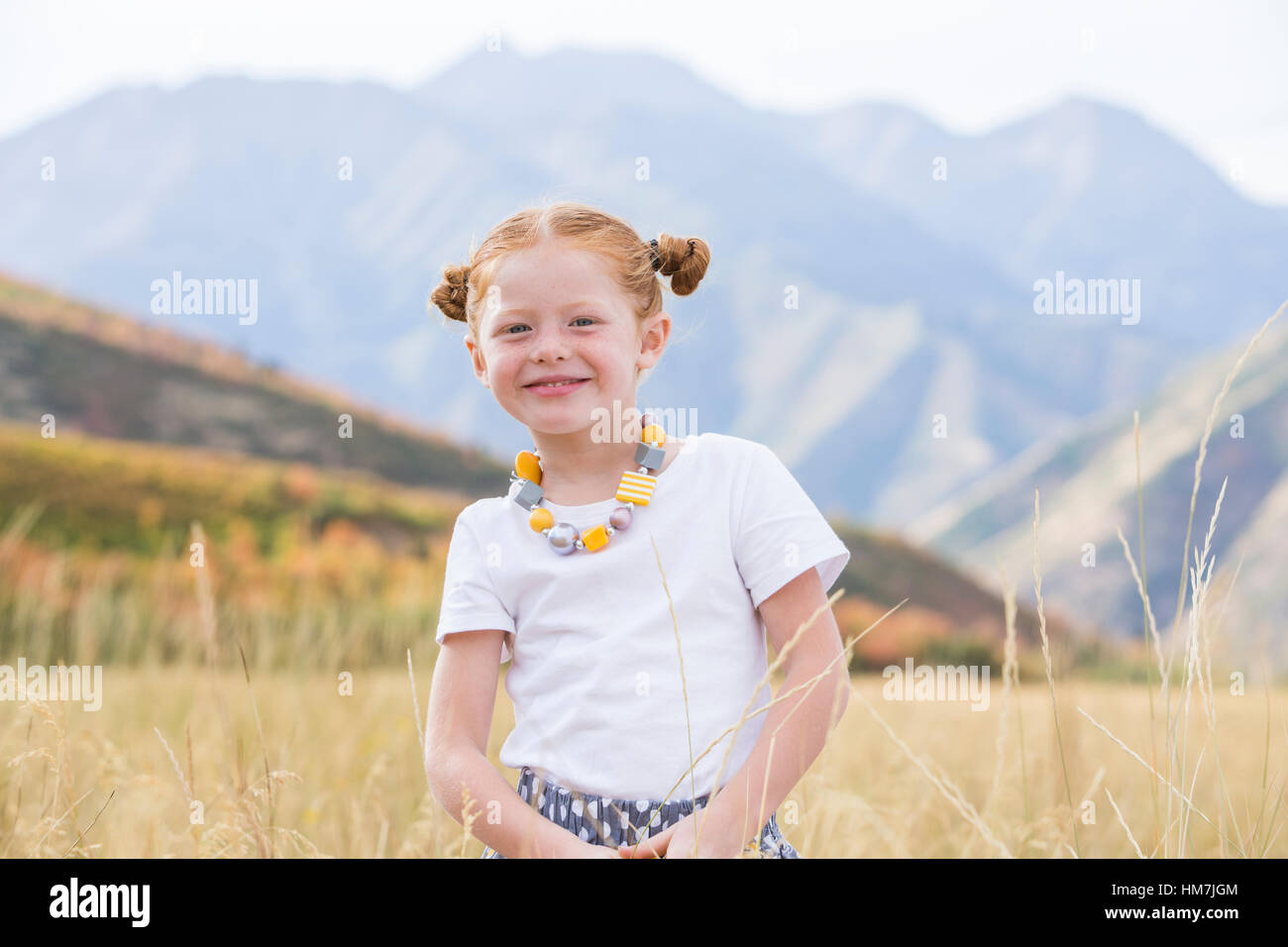 USA, Utah, Provo, Girl (4-5) standing in field Banque D'Images