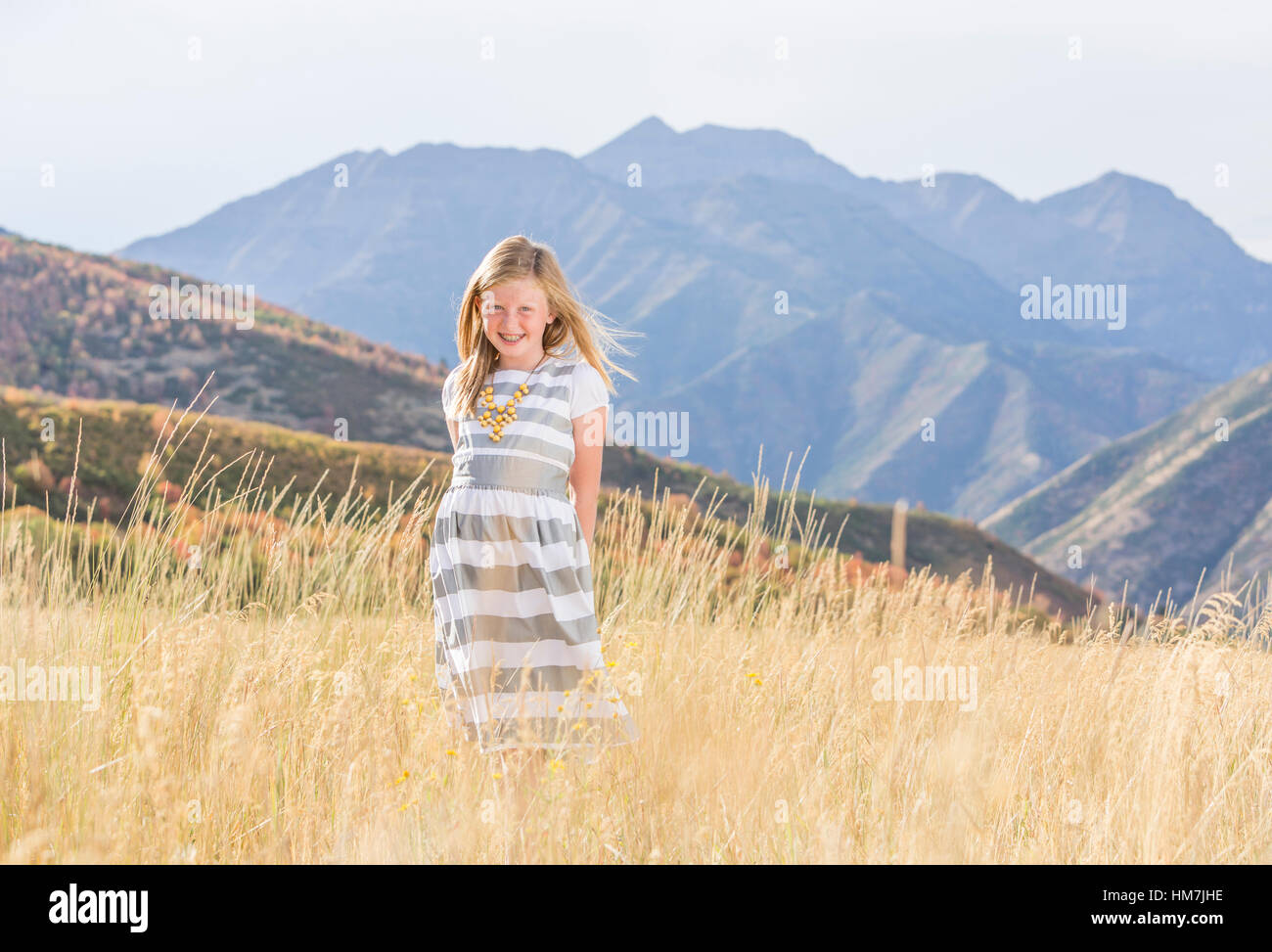 USA, Utah, Provo, Girl (8-9) standing in field Banque D'Images