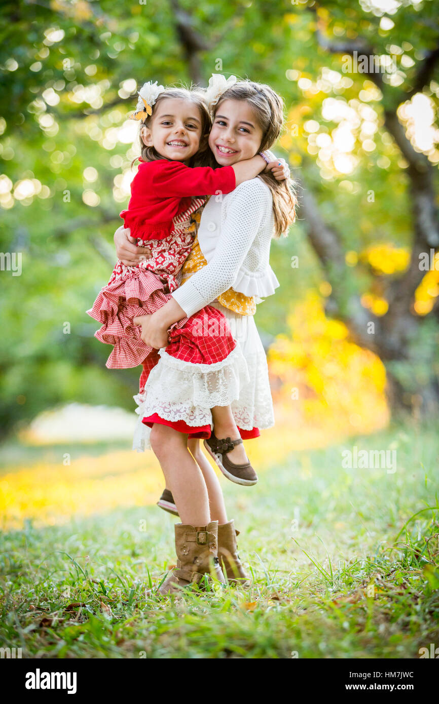 Girl holding sœur dans Cherry Orchard Banque D'Images