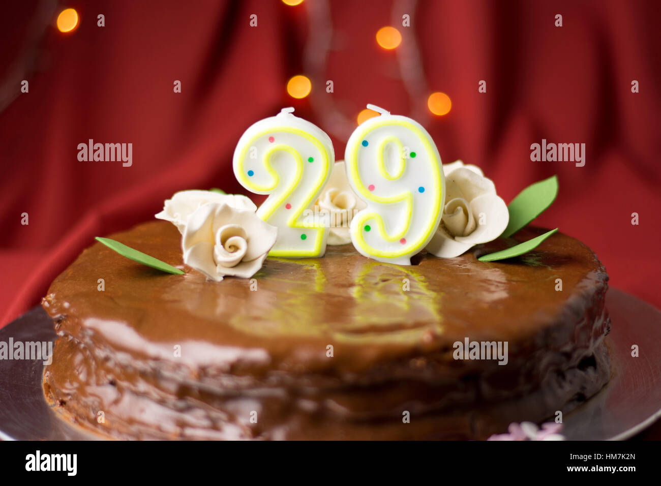 29e anniversaire gâteau décoré avec des roses blanches comestibles Banque D'Images