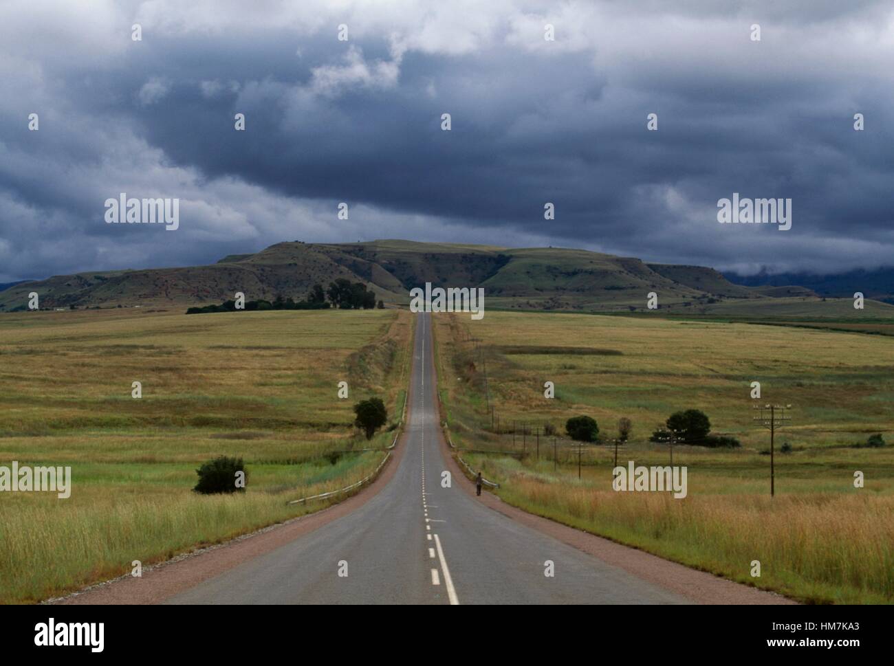 Road dans le sud Drakensberg, Afrique du Sud. Banque D'Images
