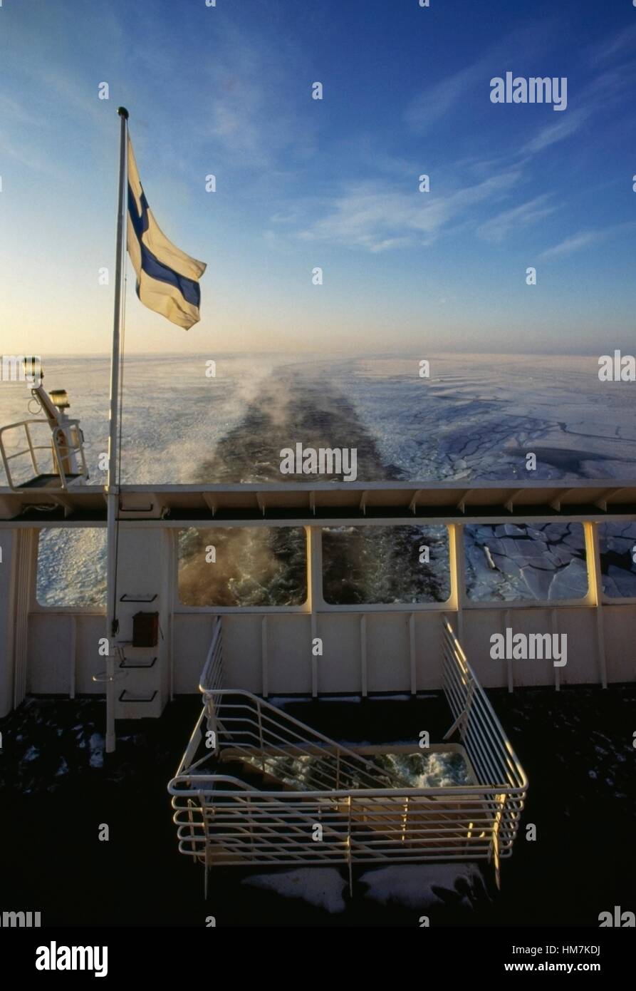 Poupe d'un bateau dans la mer Baltique gelée, en Finlande. Banque D'Images
