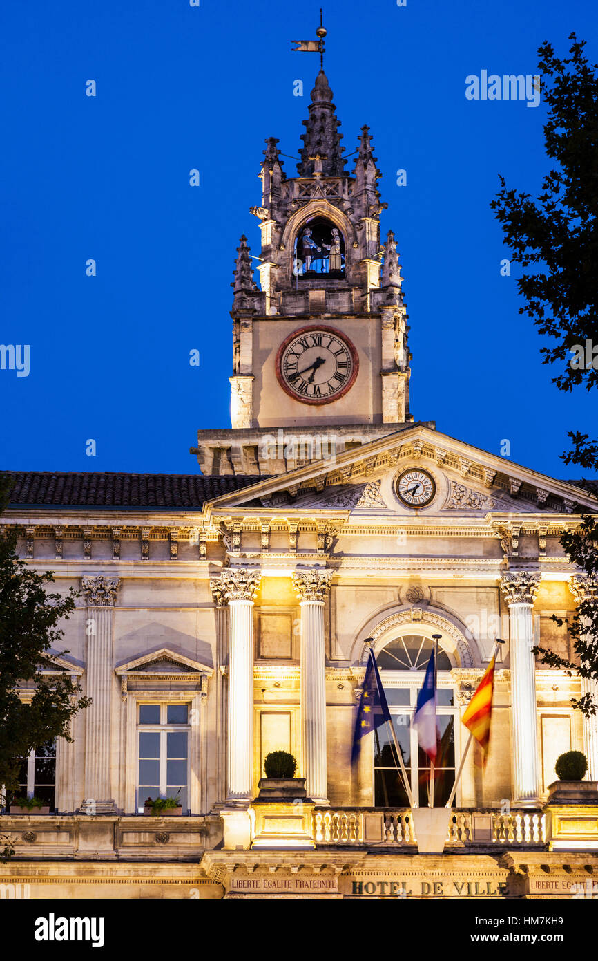 France, Provence-Alpes-Côte d'Azur, Avignon, Avignon l'hôtel de ville au crépuscule Banque D'Images