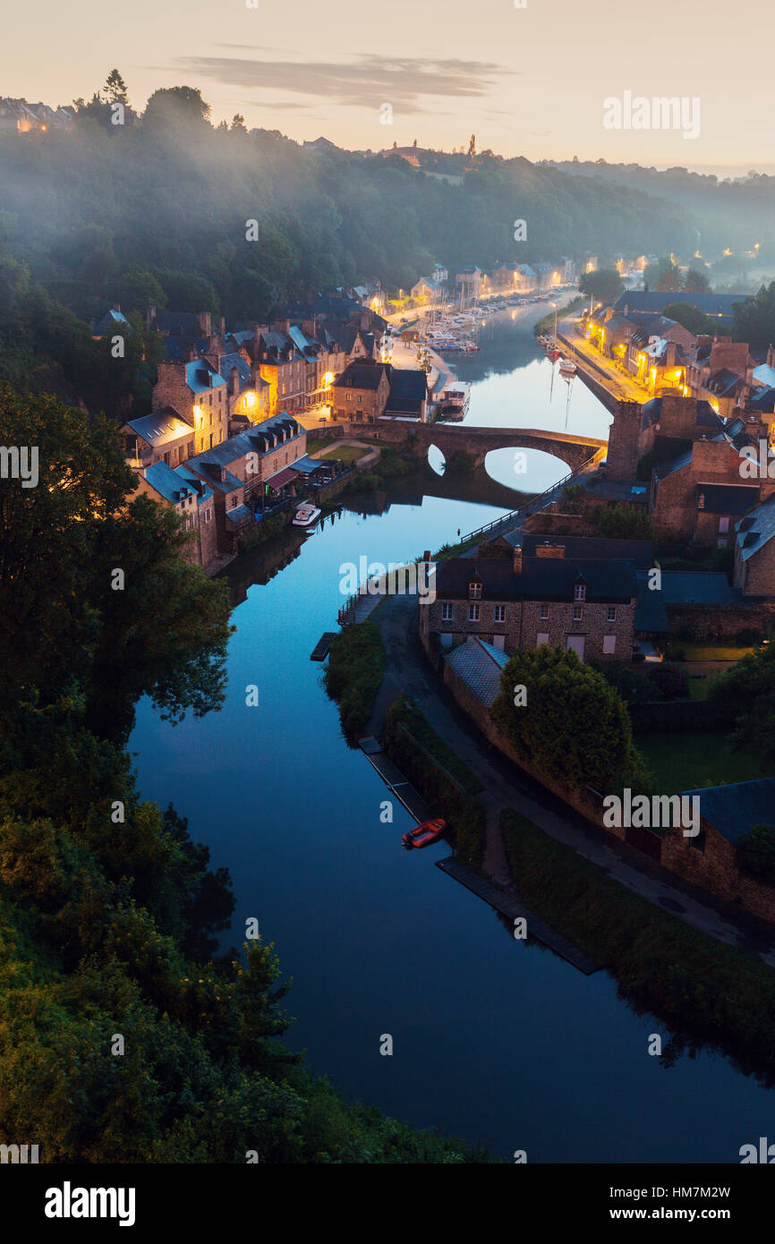 France, Bretagne, Dinan, paysage urbain avec rivière à l'aube Banque D'Images