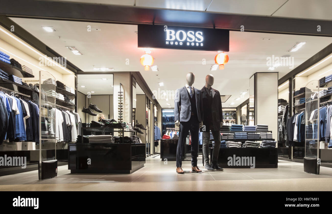 Hugo Boss shop à l'aéroport de Manchester boutiques duty free zone. UK  Photo Stock - Alamy
