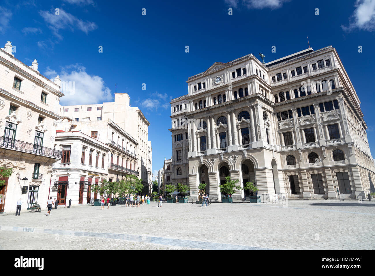 La HAVANE, CUBA - NOV 11, 2015 : Lonja del Comercio en s'appuyant sur la Plaza de San Francisco de Asis square à La Habana Vieja. Banque D'Images