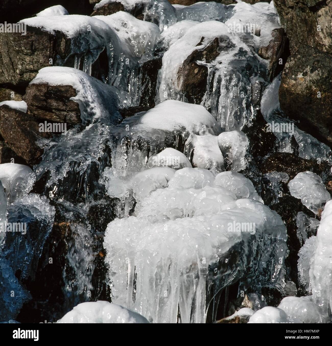 Formations de glace et de glaçons le long du cours d'un ruisseau. Banque D'Images