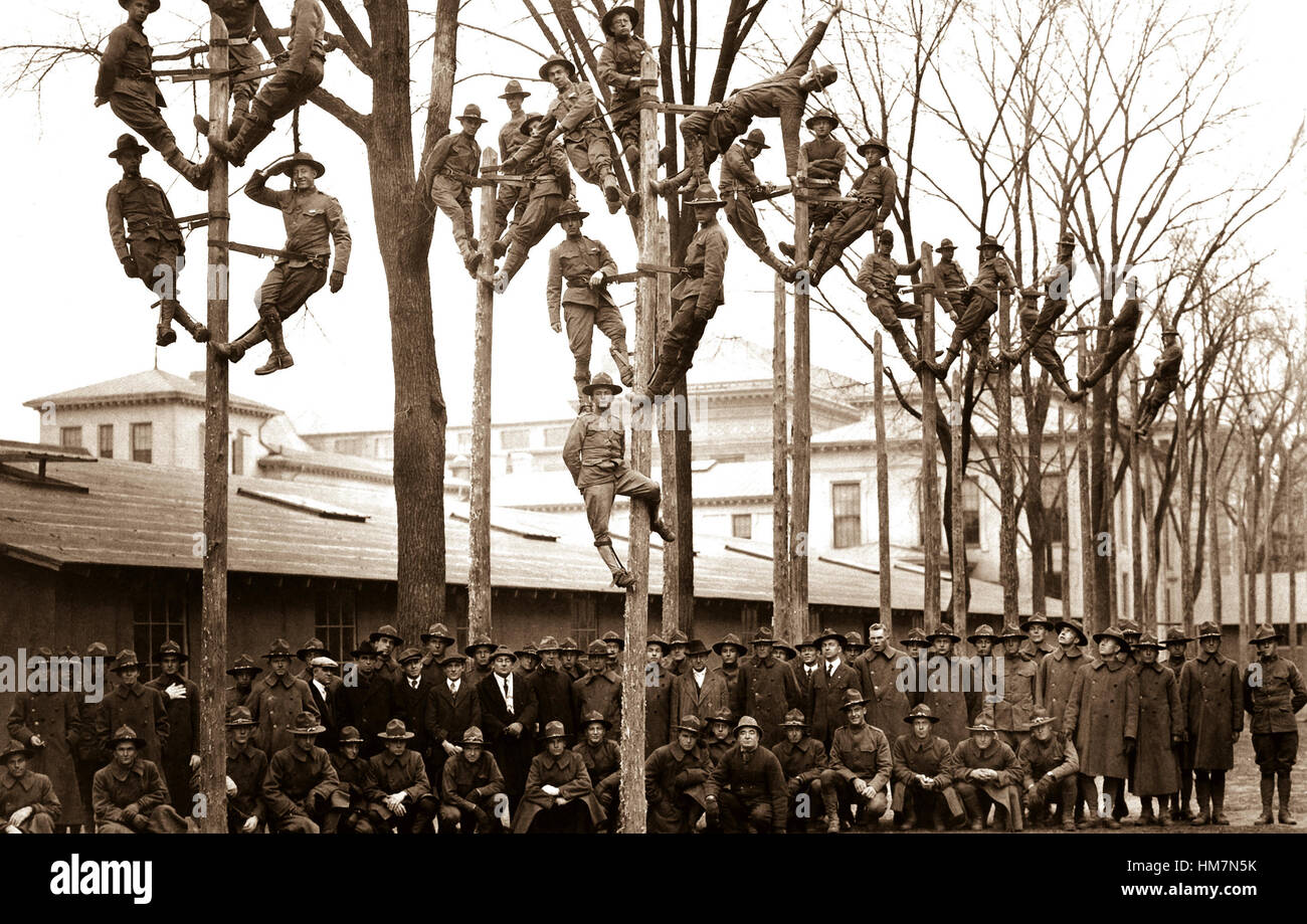 Formation professionnelle pour S.A.T.C. à l'Université du Michigan, Ann Arbor. En classe Pole-Climbing au cours de telelphone électriciens, avec certains de leurs instructeurs. Ca. 1918. Université du Michigan. Banque D'Images Formation professionnelle pour S.A.T.C. à l'Université du Michigan, Ann Arbor. En classe Pole-Climbing au cours de telelphone électriciens, avec certains de leurs instructeurs. Ca. 1918. Université du Michigan. Banque D'Images