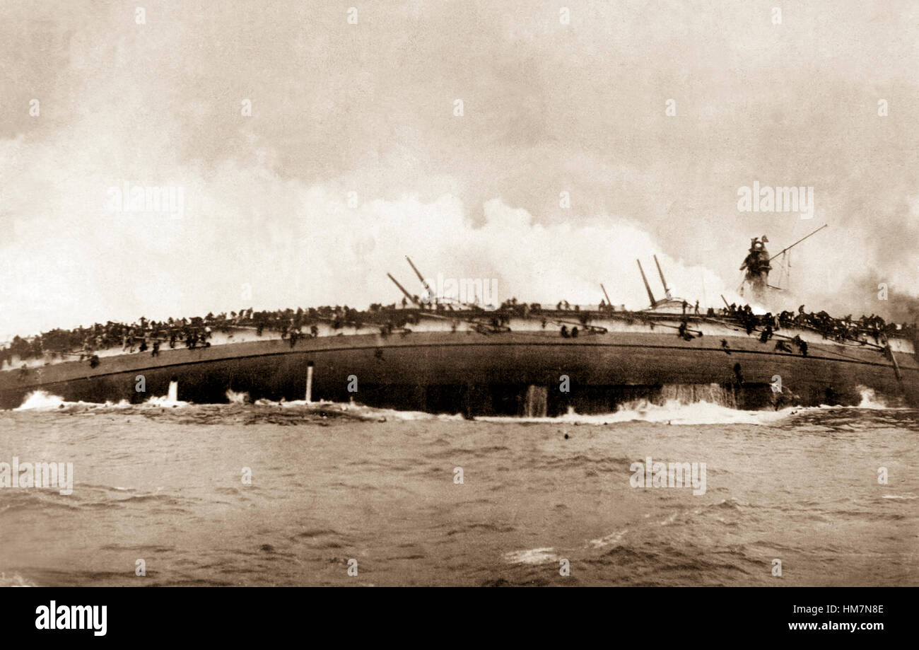 Naufrage du croiseur allemand Bluecher, dans l'enagement naval entre dreadnoughts allemands et britanniques en mer du Nord, le 24 janvier 1915. Cette photo a été prise depuis la passerelle de l'Arethusia croiseur britannique. Banque D'Images