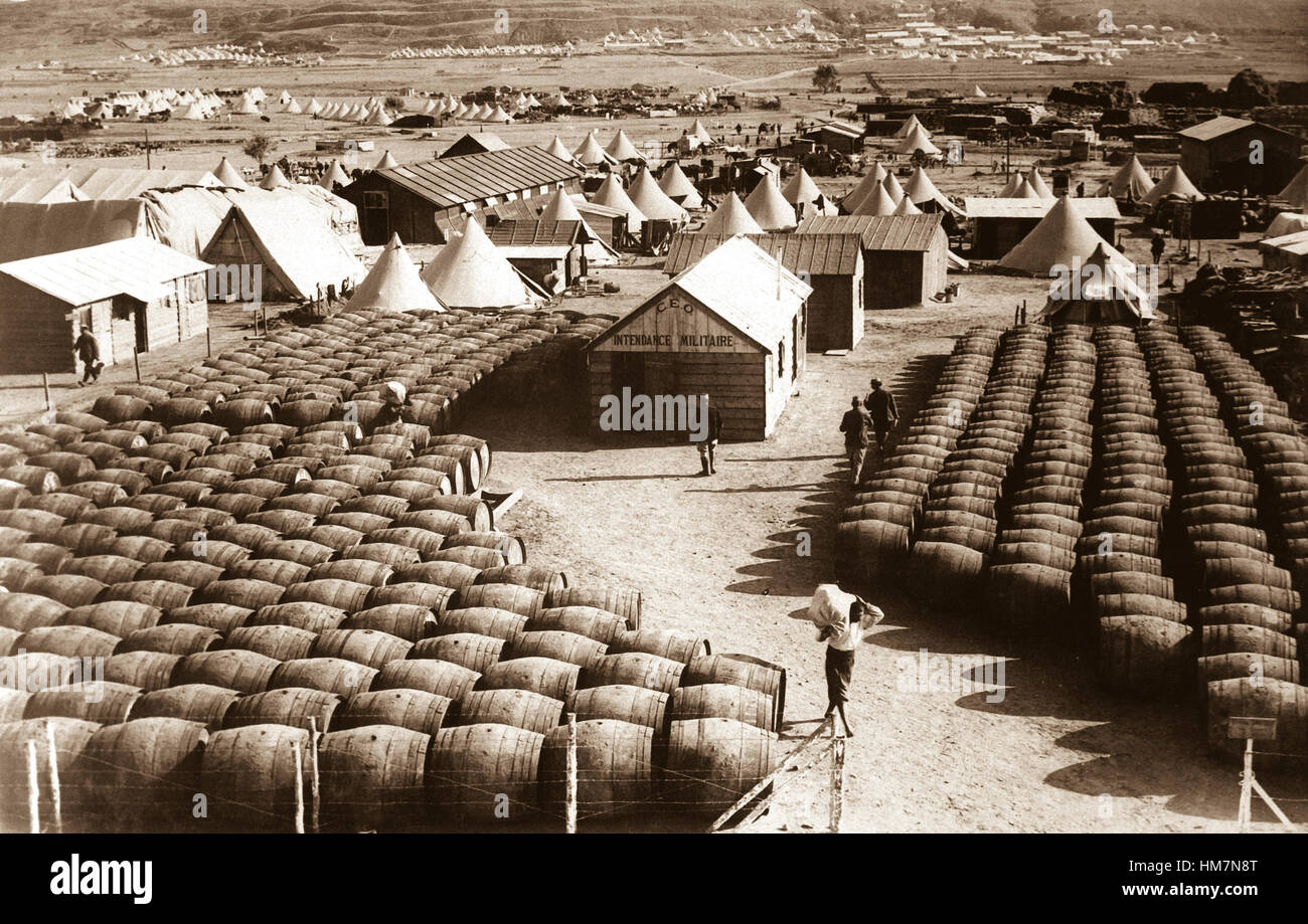 Avis de Moudros montrant le vin français store. Dans l'arrière-plan est l'hôpital français. L'île de Lemnos, Mer Égée. Campagne des Dardanelles, ca. 1915. Fonctionnaire britannique. Guerre (Dept.) Banque D'Images
