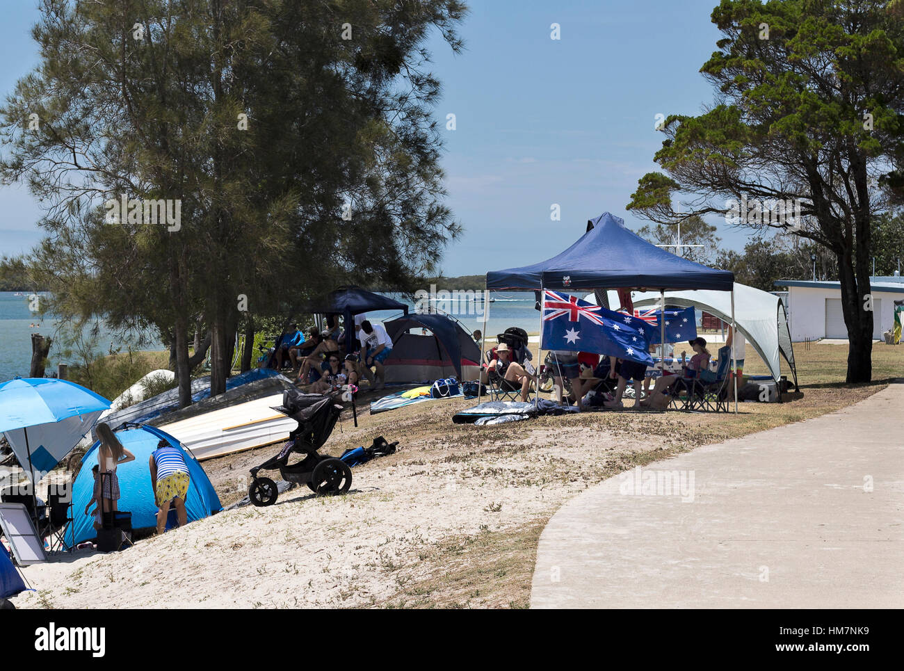 La célébration de la Journée 2017 de l'Australie à la plage avec un grand drapeau de l'Australie. Banque D'Images