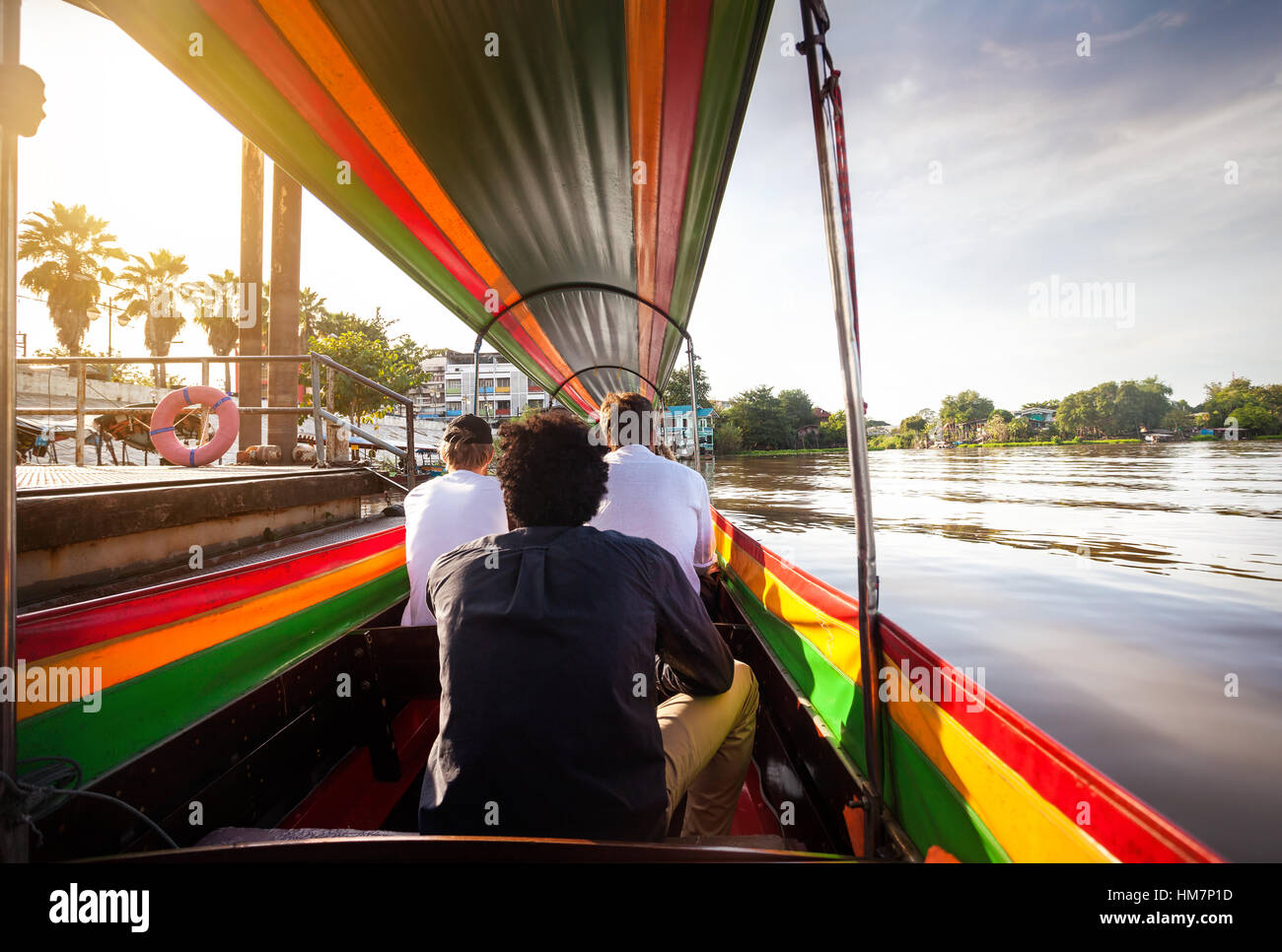 Assis dans tourisme croisière en bateau à longue queue par Chao Phraya à Ayutthaya, ancienne ville au coucher du soleil, la Thaïlande Banque D'Images