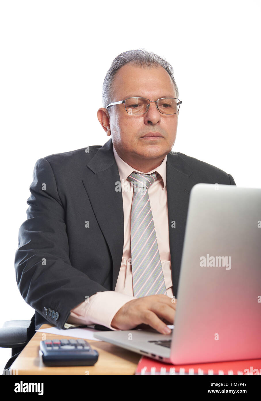 L'Homme à lunettes travailler sur ordinateur portable isolé sur fond blanc Banque D'Images