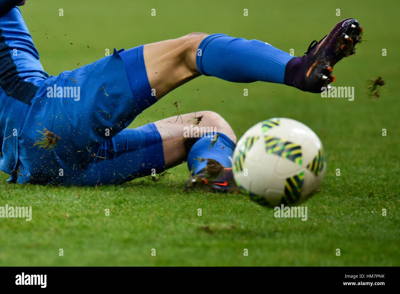 LUBIN, Pologne - 19 décembre 2016 : Premier League Match Lotto Ekstraklasa polonaise KGHM entre Zaglebie Lubin - Piast Gliwice 2:1. Les jambes du joueur. Banque D'Images