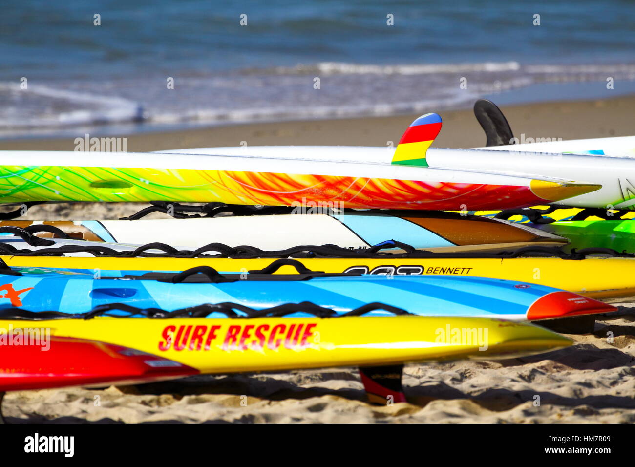 De nombreux conseils scolaires de sauvetage surf colorées à Kings Beach sur la Sunshine Coast du Queensland, Australie. Banque D'Images