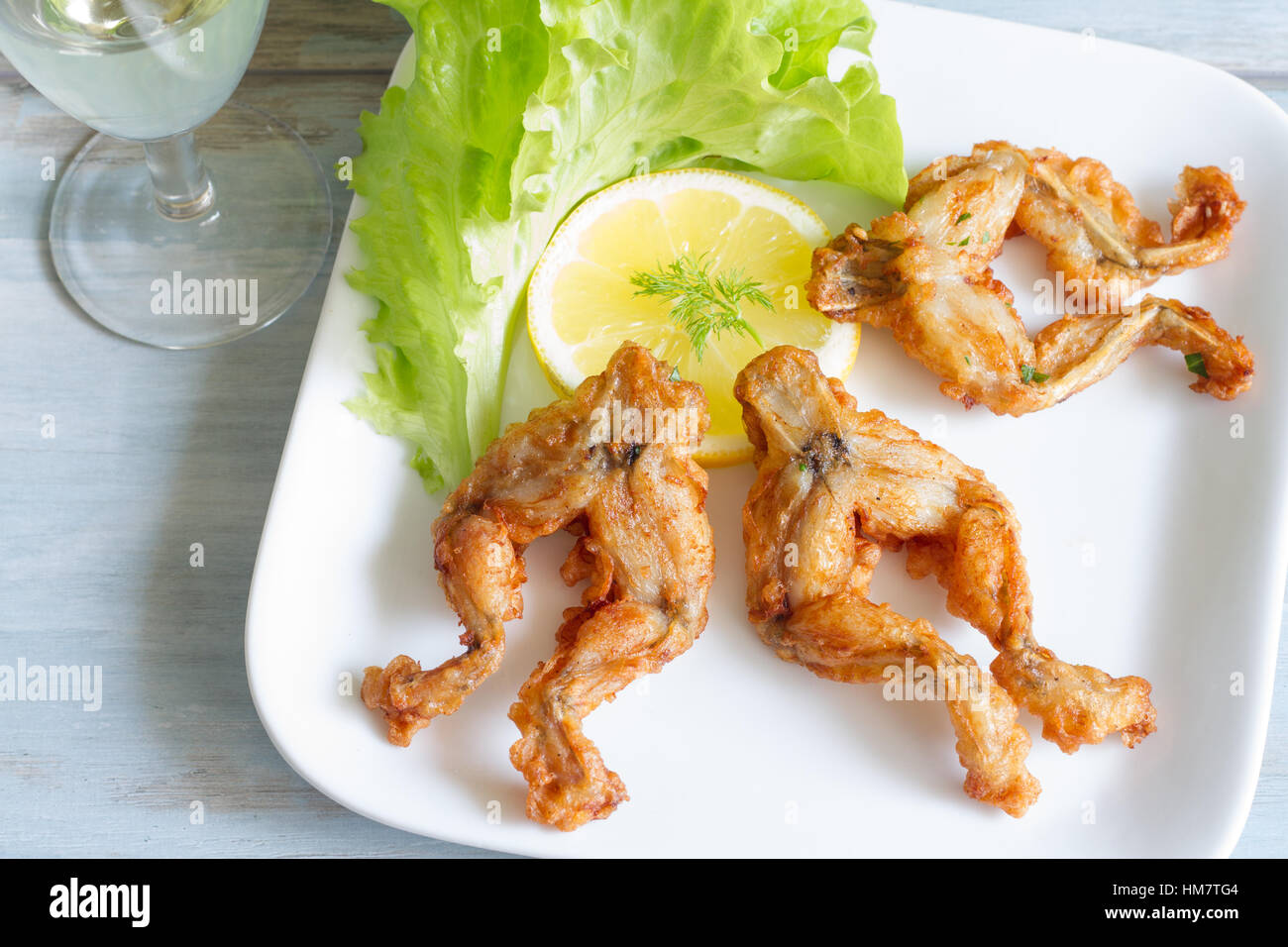 Poêlée de cuisses de grenouille sur la plaque food concept Banque D'Images