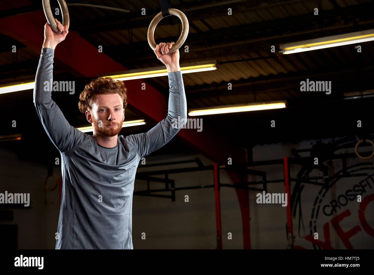 Portrait de jeune homme dans le sport avec des anneaux olympiques Banque D'Images