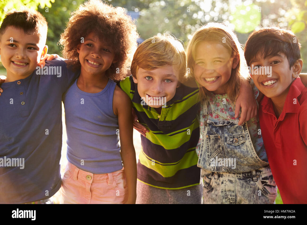 Portrait de cinq enfants s'amusant à l'extérieur ensemble Banque D'Images