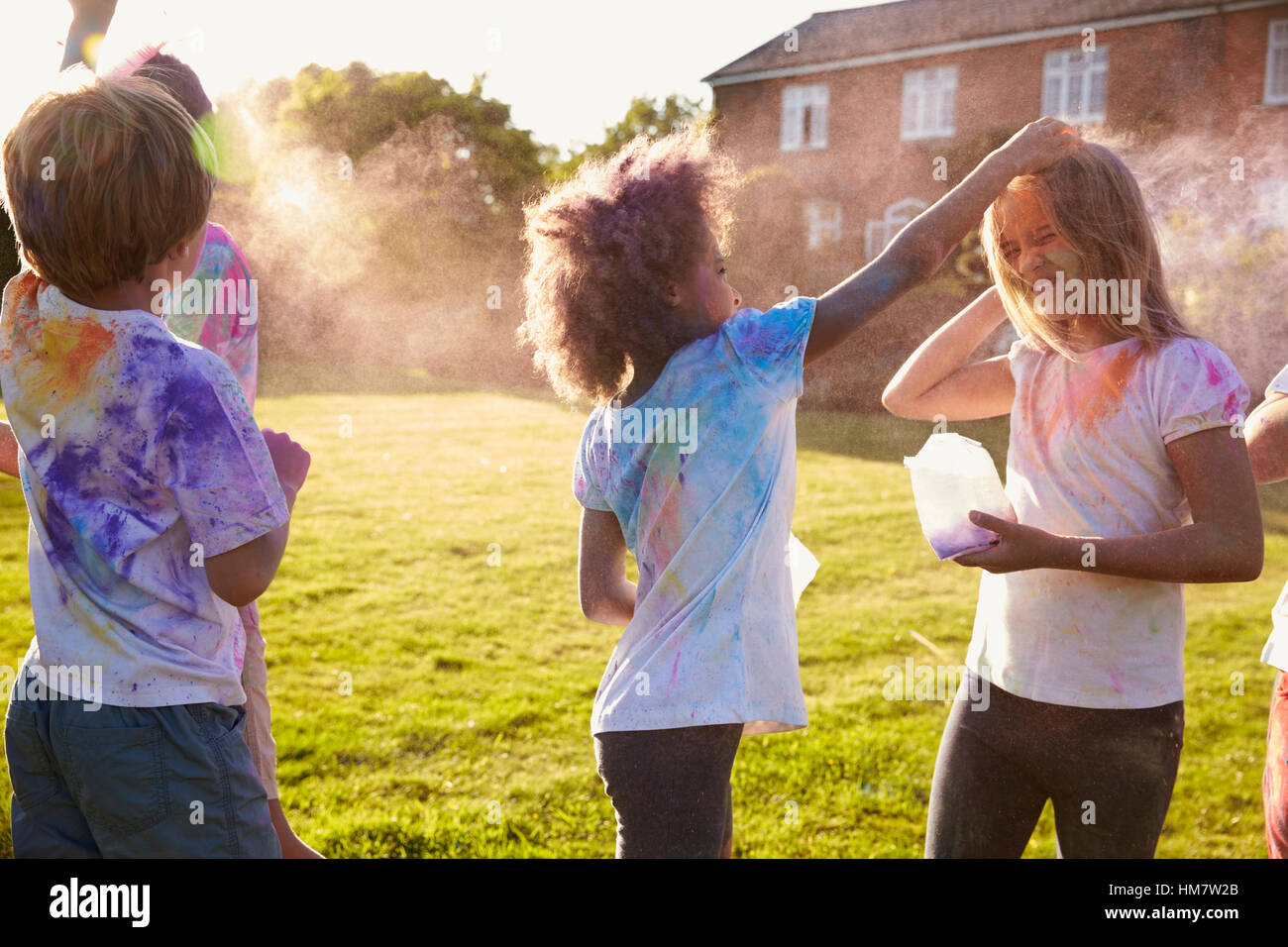 Les enfants célébrer Holi Festival avec la partie Peinture Banque D'Images