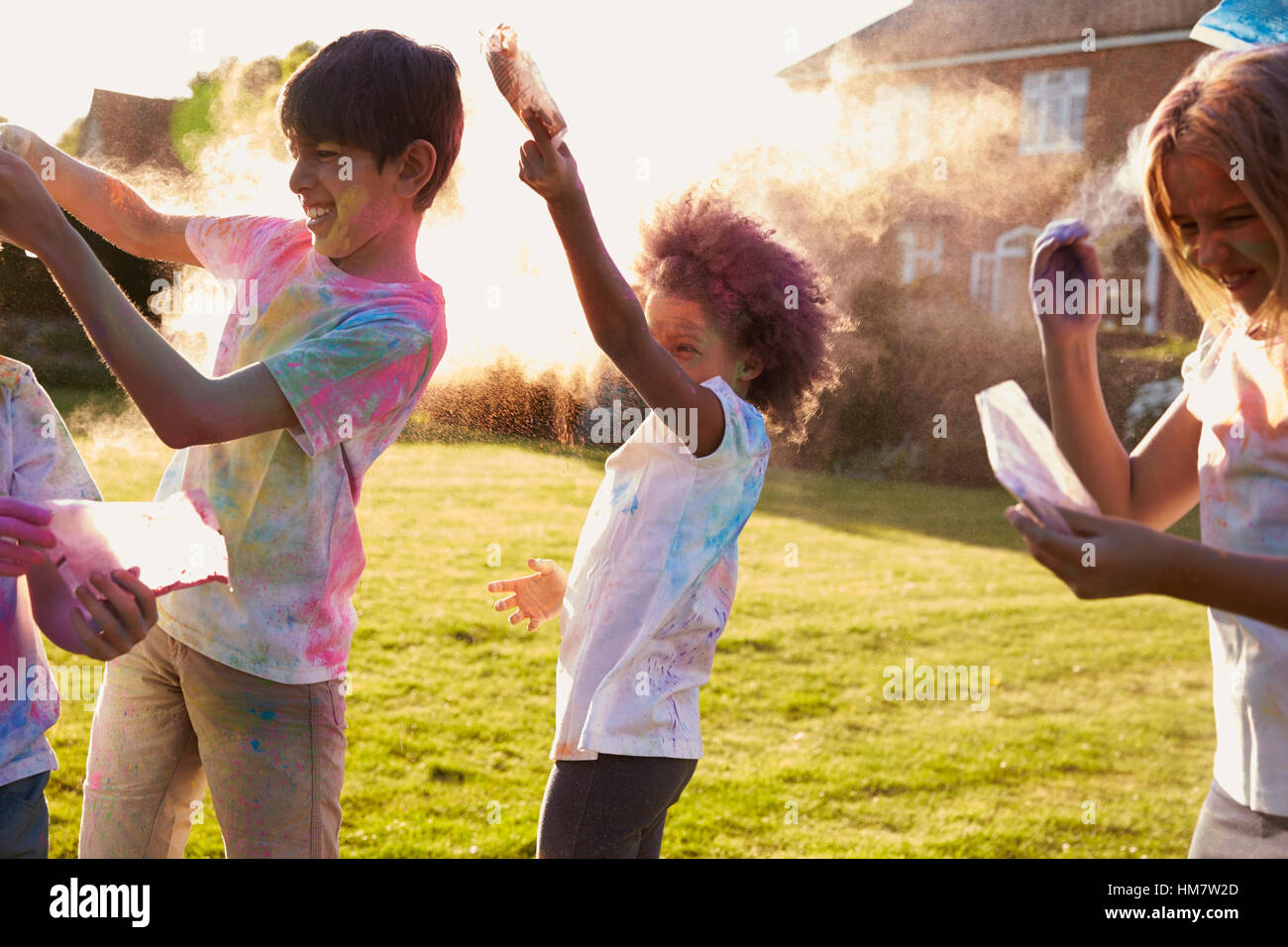 Les enfants célébrer Holi Festival avec la partie Peinture Banque D'Images