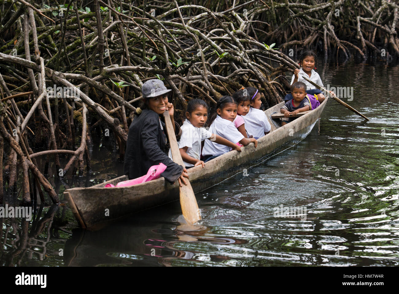 L'un des bateaux locaux utilisés par les indiens Ngobe comme principale forme de transport, à l'abri sous un appentis de fortune. À l'entrée de canal Ngob Banque D'Images