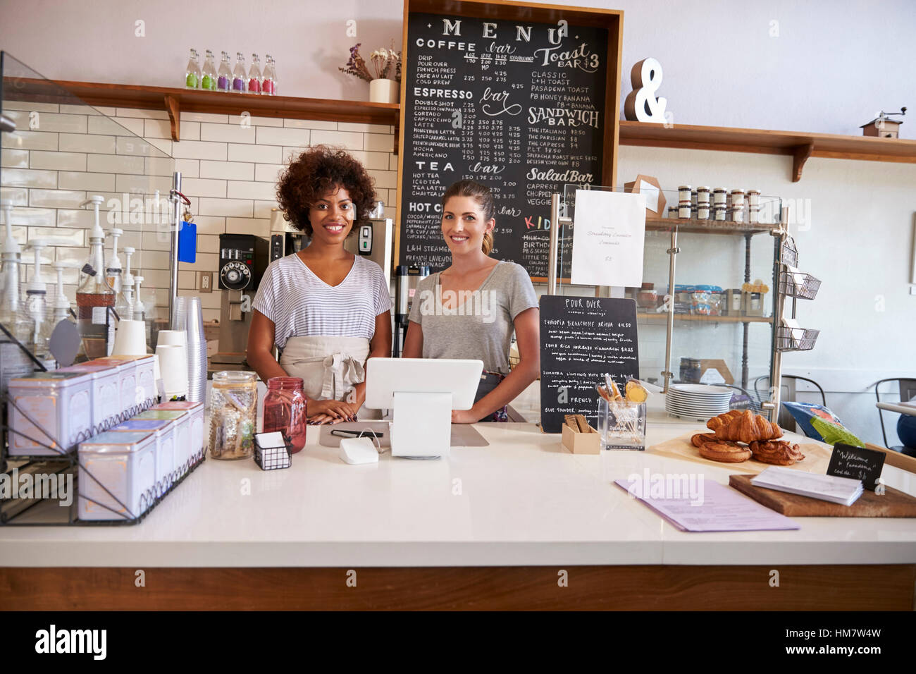 Deux femmes prêtes à servir derrière le comptoir à un café Banque D'Images