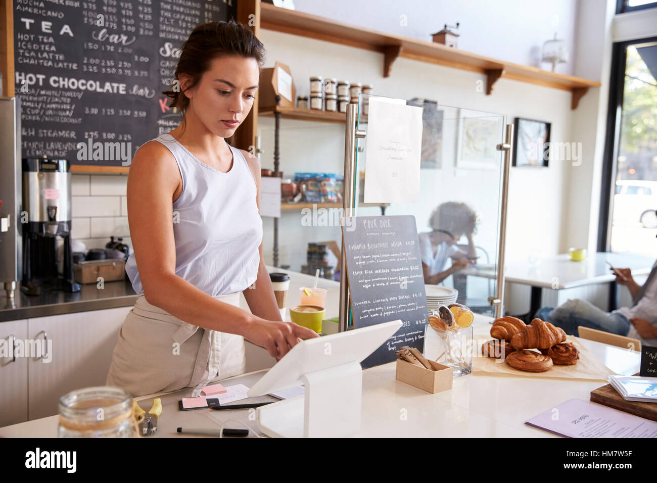 Femme au travail sur la jusqu'à un café, grand angle Banque D'Images
