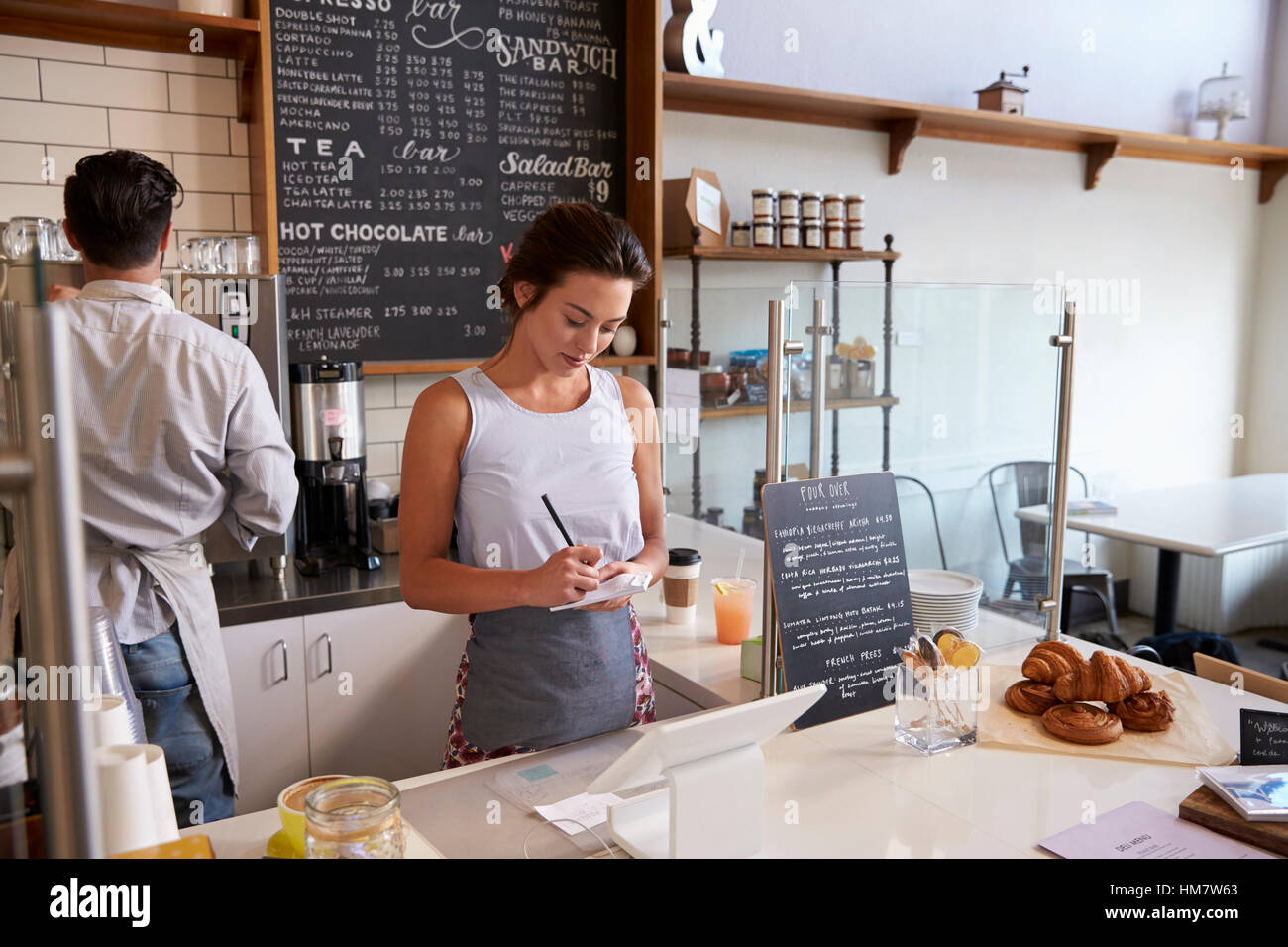 Couple travaillant derrière le comptoir au café, Close up Banque D'Images