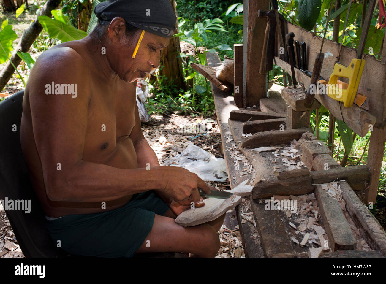 Un des hommes de l'Ngobe Bugle Village indien de Salt Creek, près de Bocas Del Toro Panama n'souvenirs en bois. Salt Creek (en espagnol : Quebrada Sal) est un Ngobe B Banque D'Images