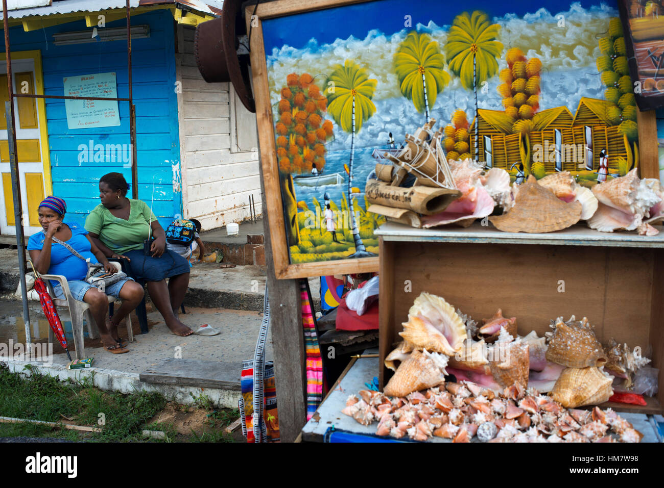 Des peintures colorées, des coquillages, et de l'artisanat sur l'affichage dans Bocas Town sur l'Île de Colon, Bocas del Toro, PANAMA. Boutiques de souvenirs se trouvent sur Bocas' stre principal Banque D'Images