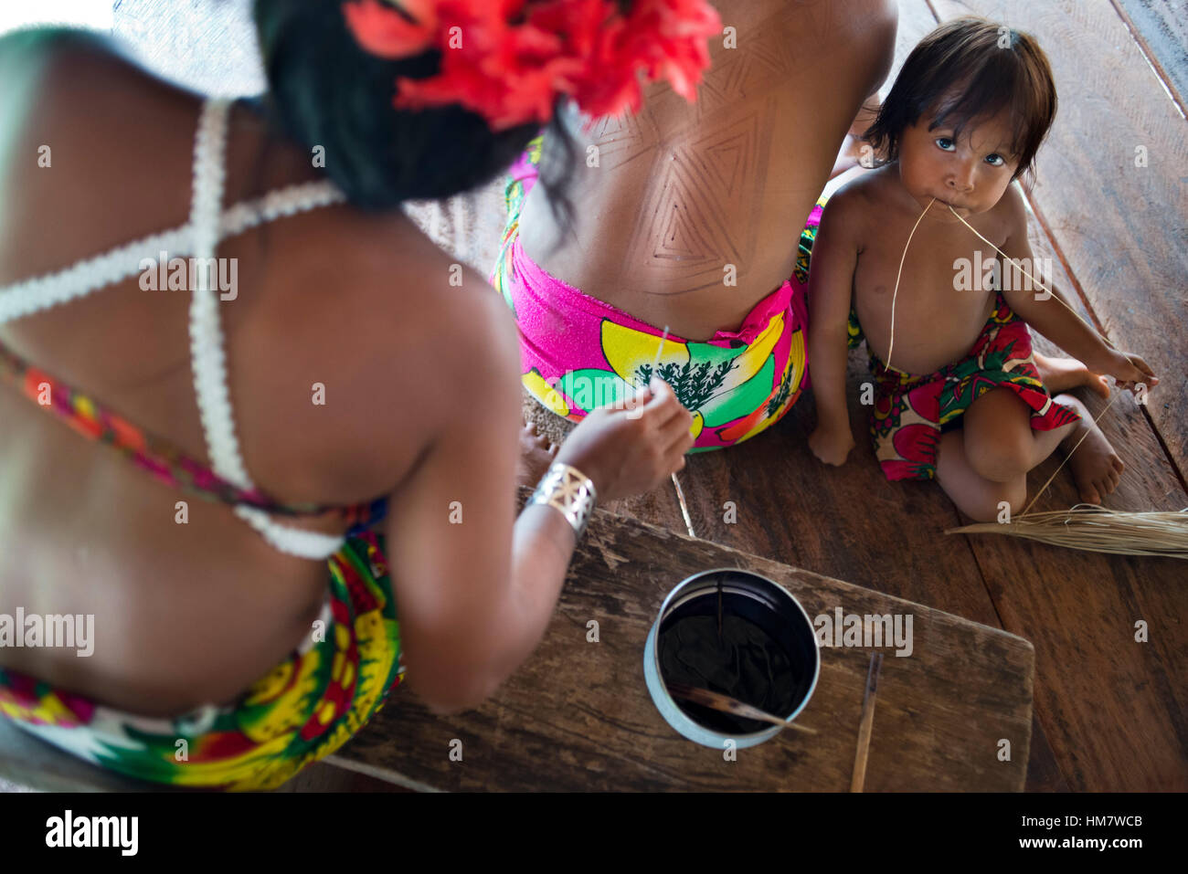 Les femmes embera indigènes faisant un tatouage dans le Village de la tribu des Indiens Embera, Village, au Panama. Panama peuple Embera Indian Village Les J Banque D'Images