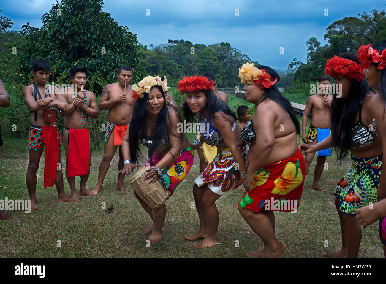 De la musique et de la danse dans le village des Indiens autochtones Embera tribu, Village, au Panama. Panama peuple Embera Indian Village Les Indio indio Banque D'Images