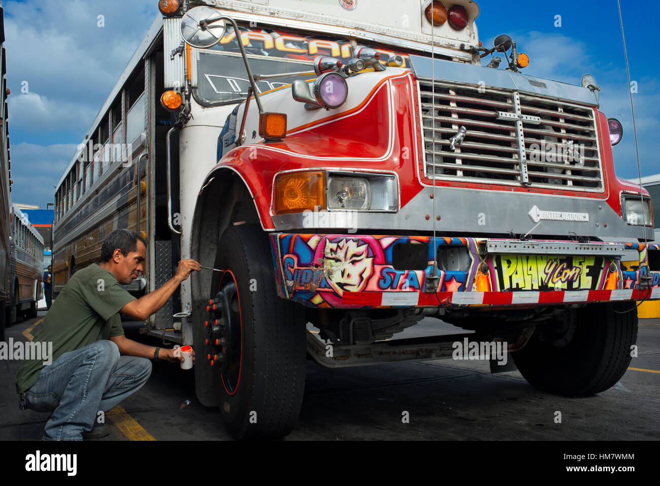 La décoration d&rsquo;un diable rouge DIABLO ROJO BUS BUS PEINT LA VILLE DE