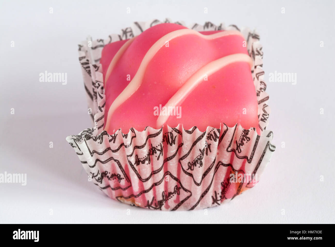 Envie d'un baiser plus beaux gâteaux fantaisies par Mr Kipling juste à temps pour la Saint-Valentin isolé sur fond blanc Banque D'Images