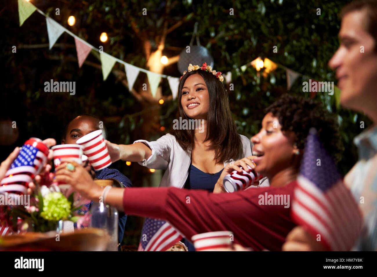 Les amis de faire un toast à célébrer le 4 juillet Maison de Vacances Banque D'Images