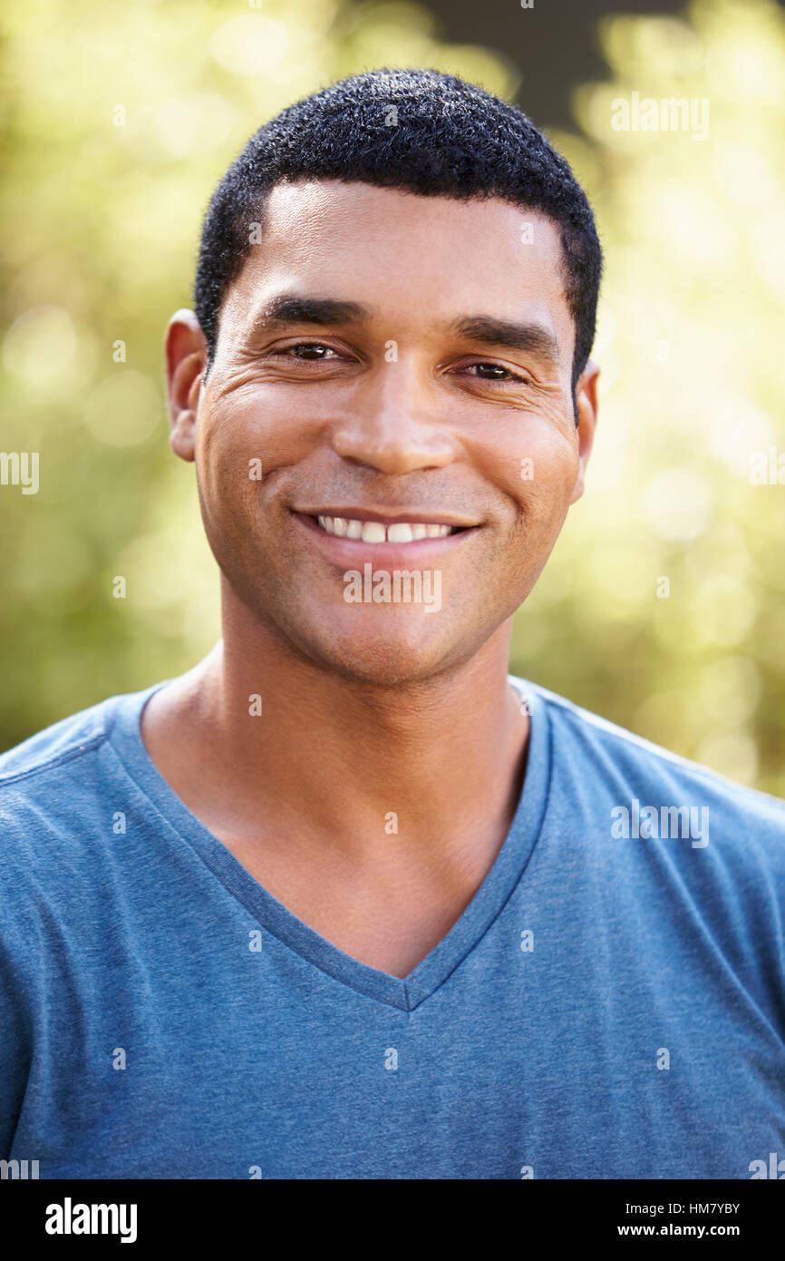 Portrait of smiling young African American man, vertical Banque D'Images
